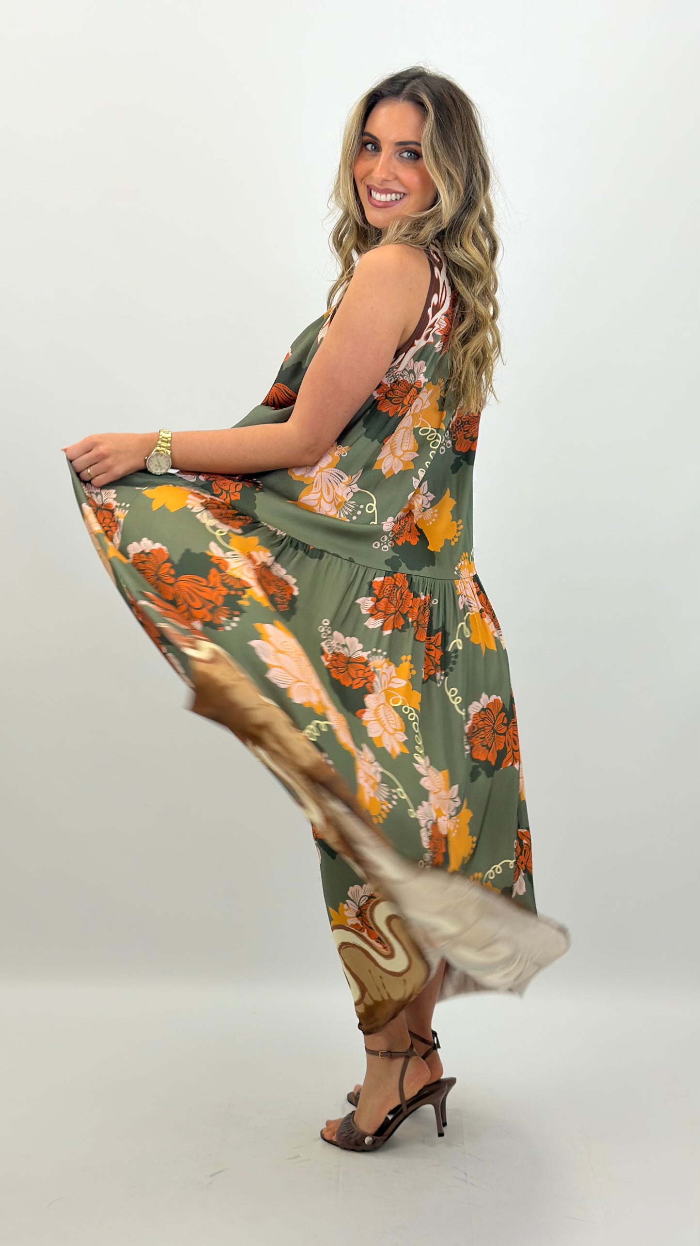 Vestido comprido fundo verde estampado floral