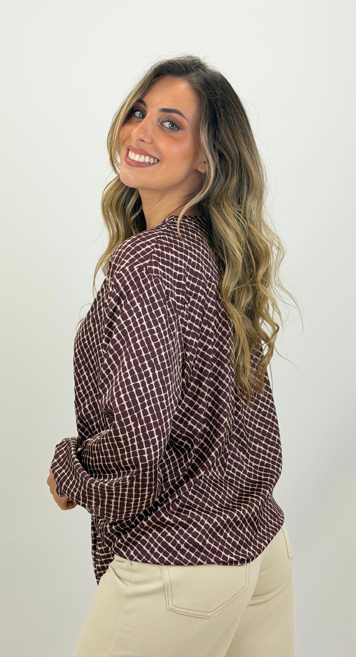 Blusa tons bordeaux e creme com aplique dourado