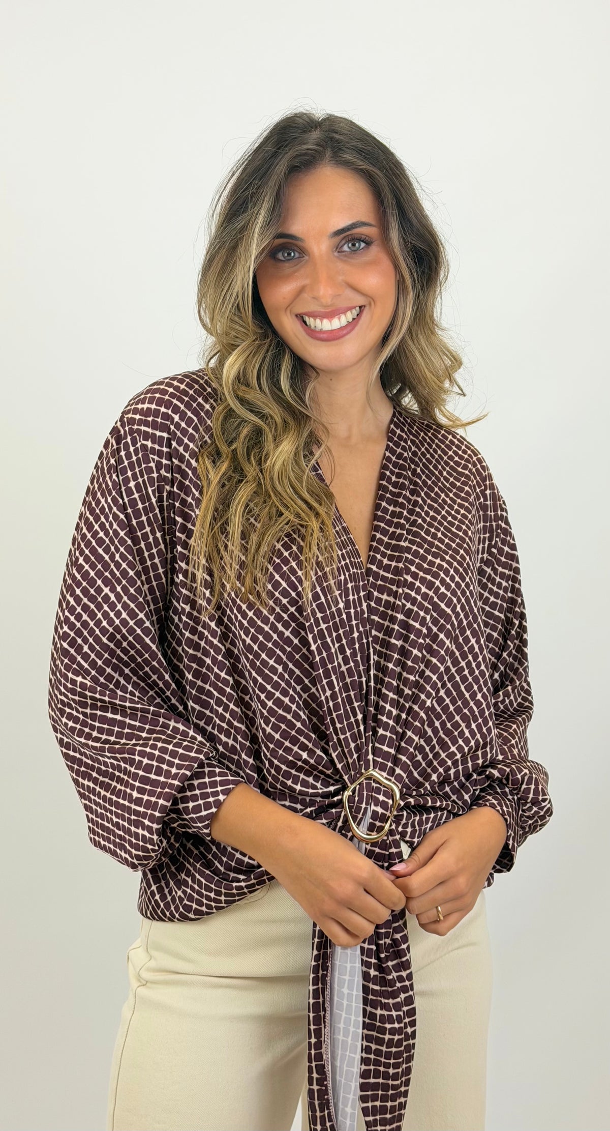 Blusa tons bordeaux e creme com aplique dourado