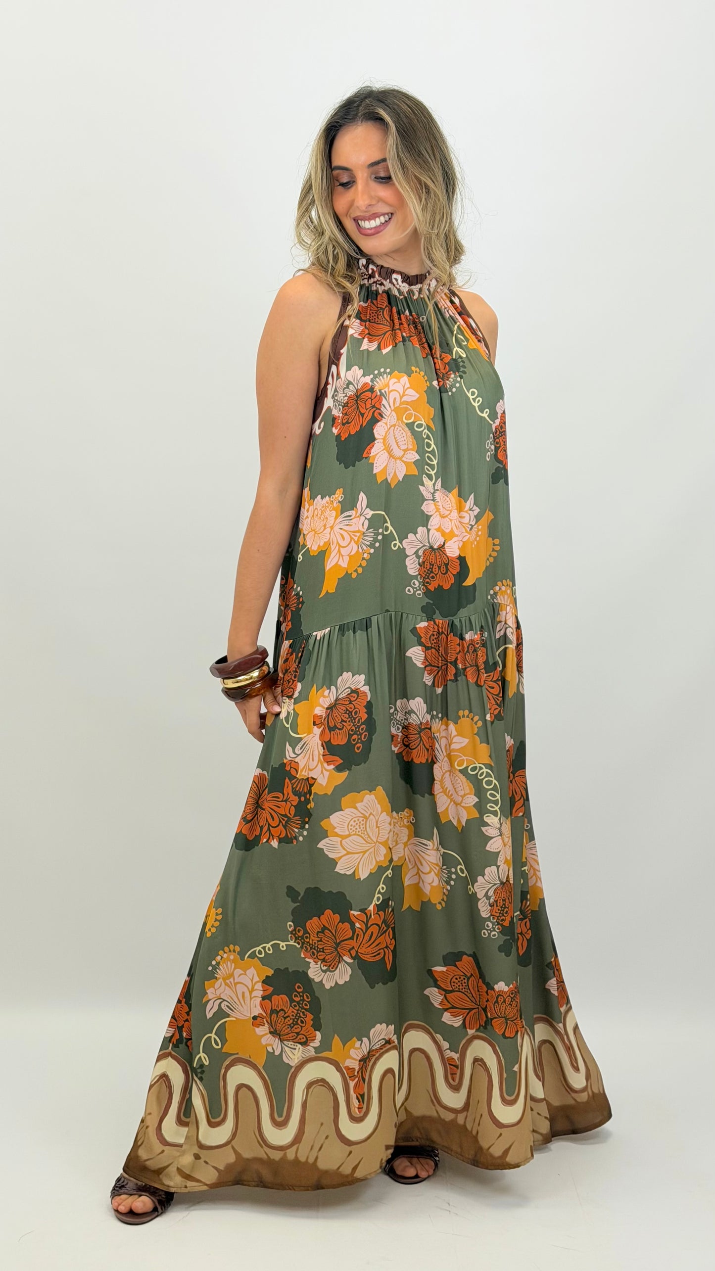 Vestido comprido fundo verde estampado floral