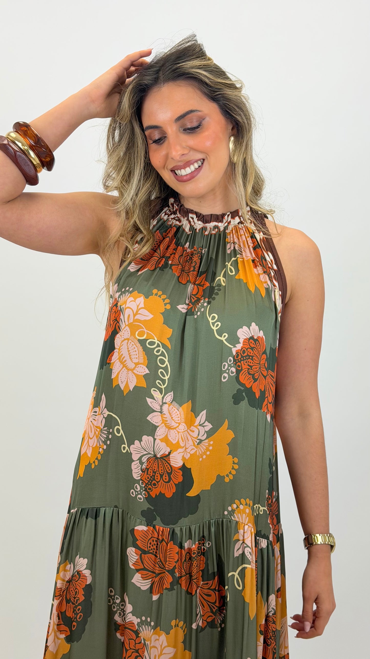 Vestido comprido fundo verde estampado floral