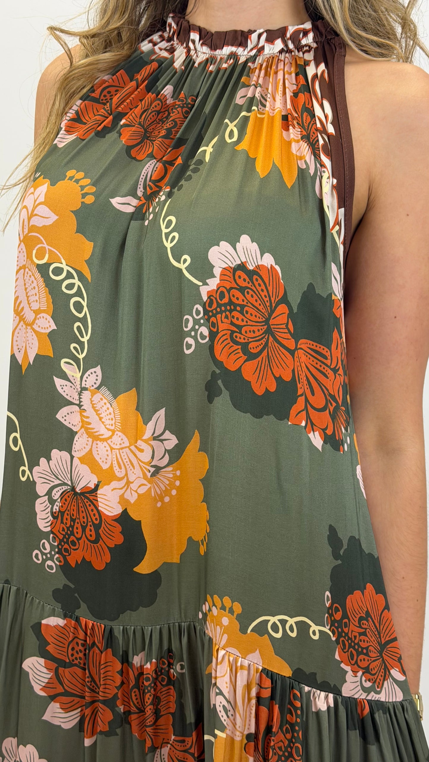 Vestido comprido fundo verde estampado floral