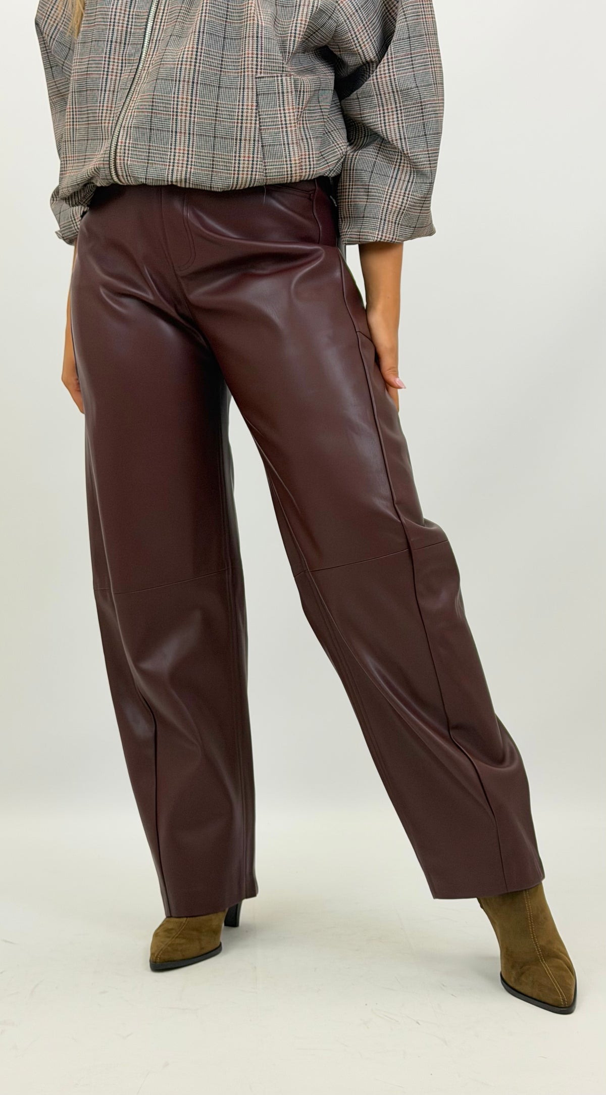 Calça estilo mom-fit eco-pele bordeaux