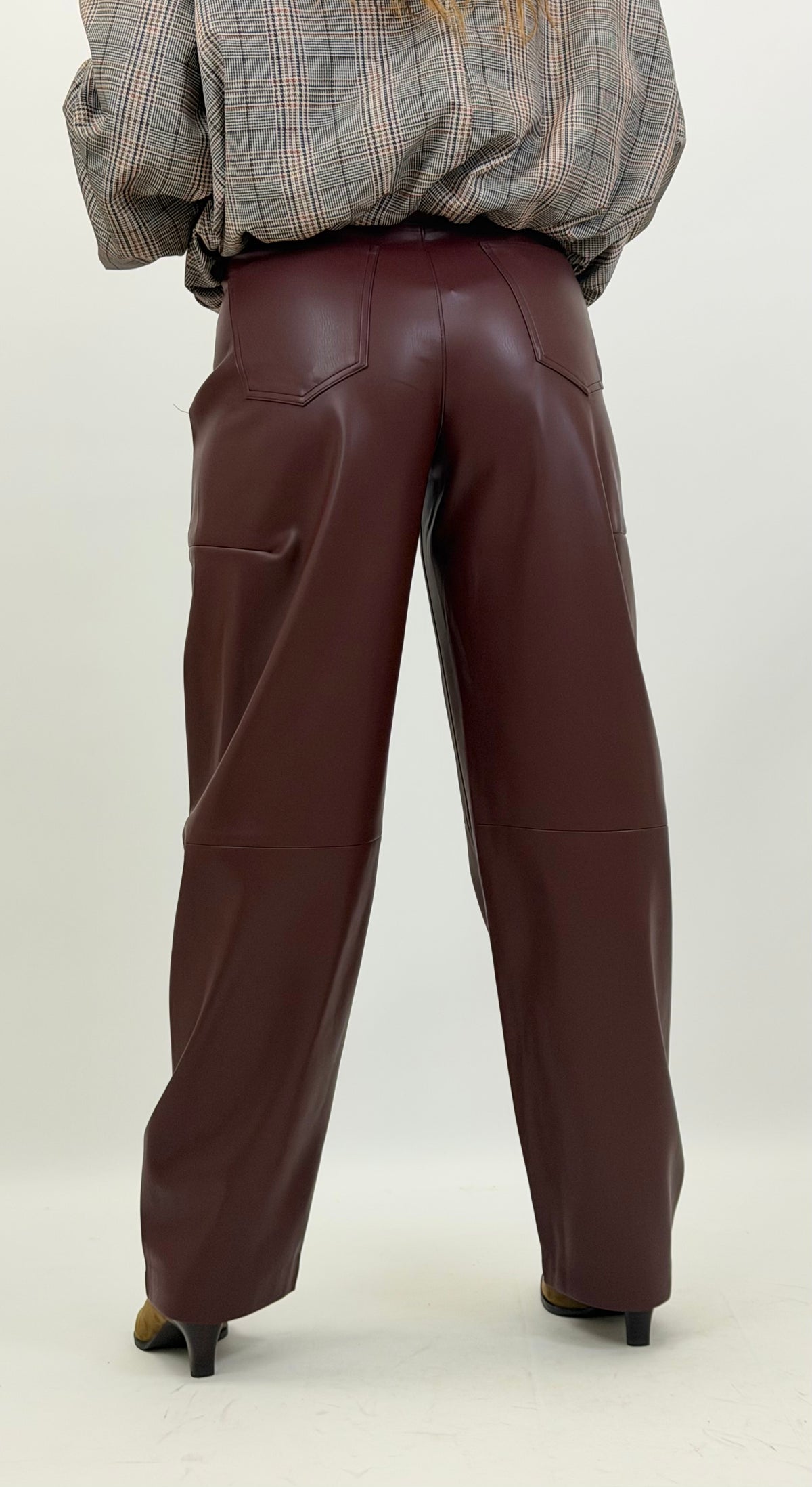 Calça estilo mom-fit eco-pele bordeaux