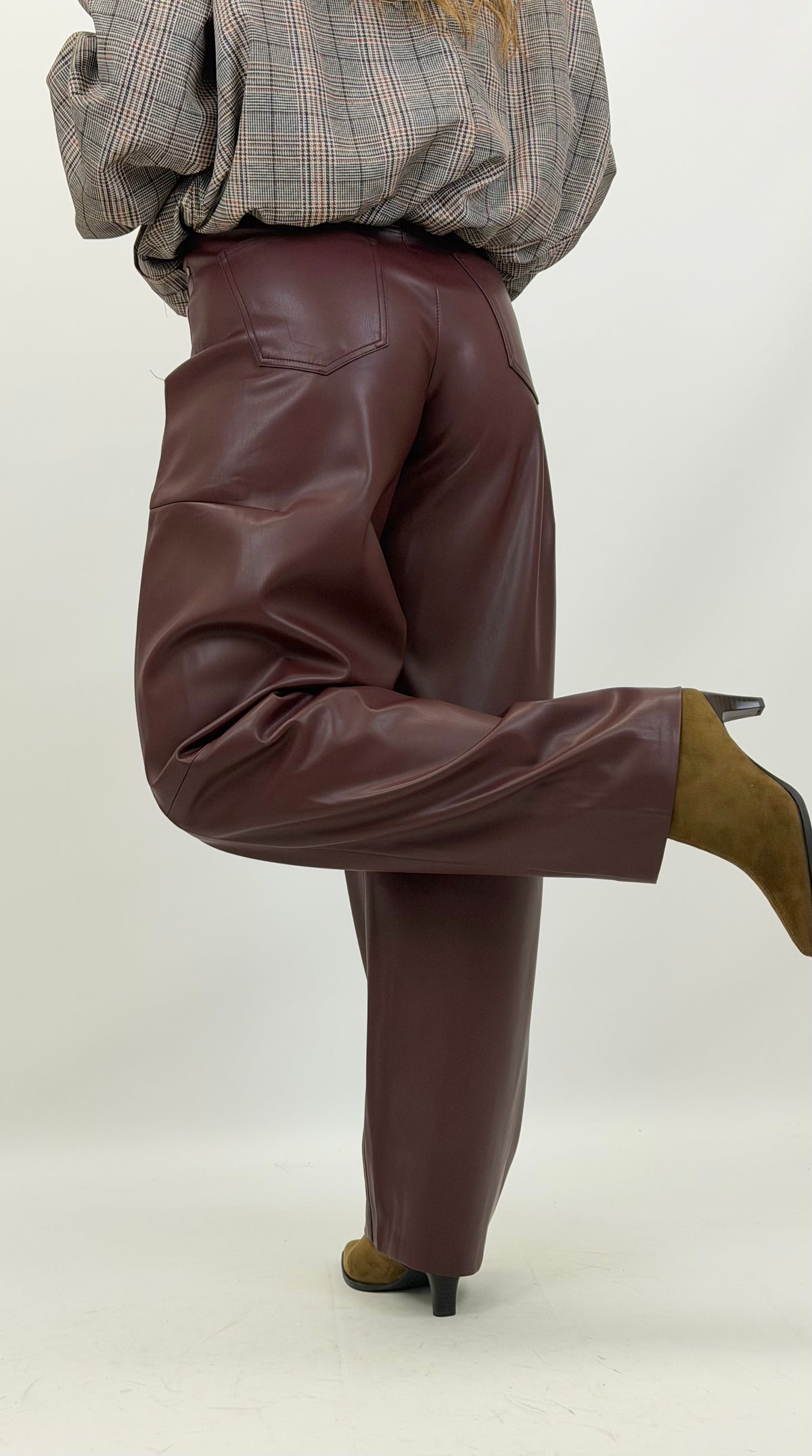 Calça estilo mom-fit eco-pele bordeaux