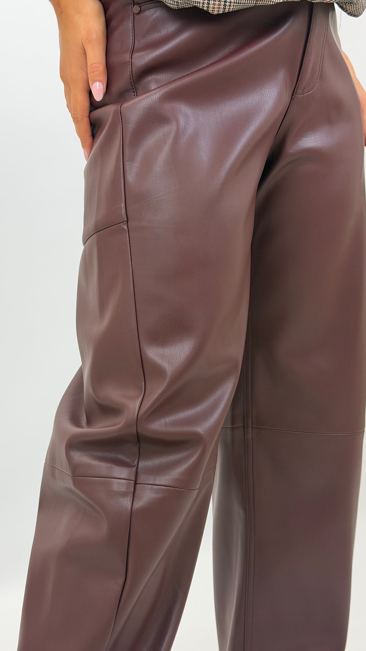 Calça estilo mom-fit eco-pele bordeaux