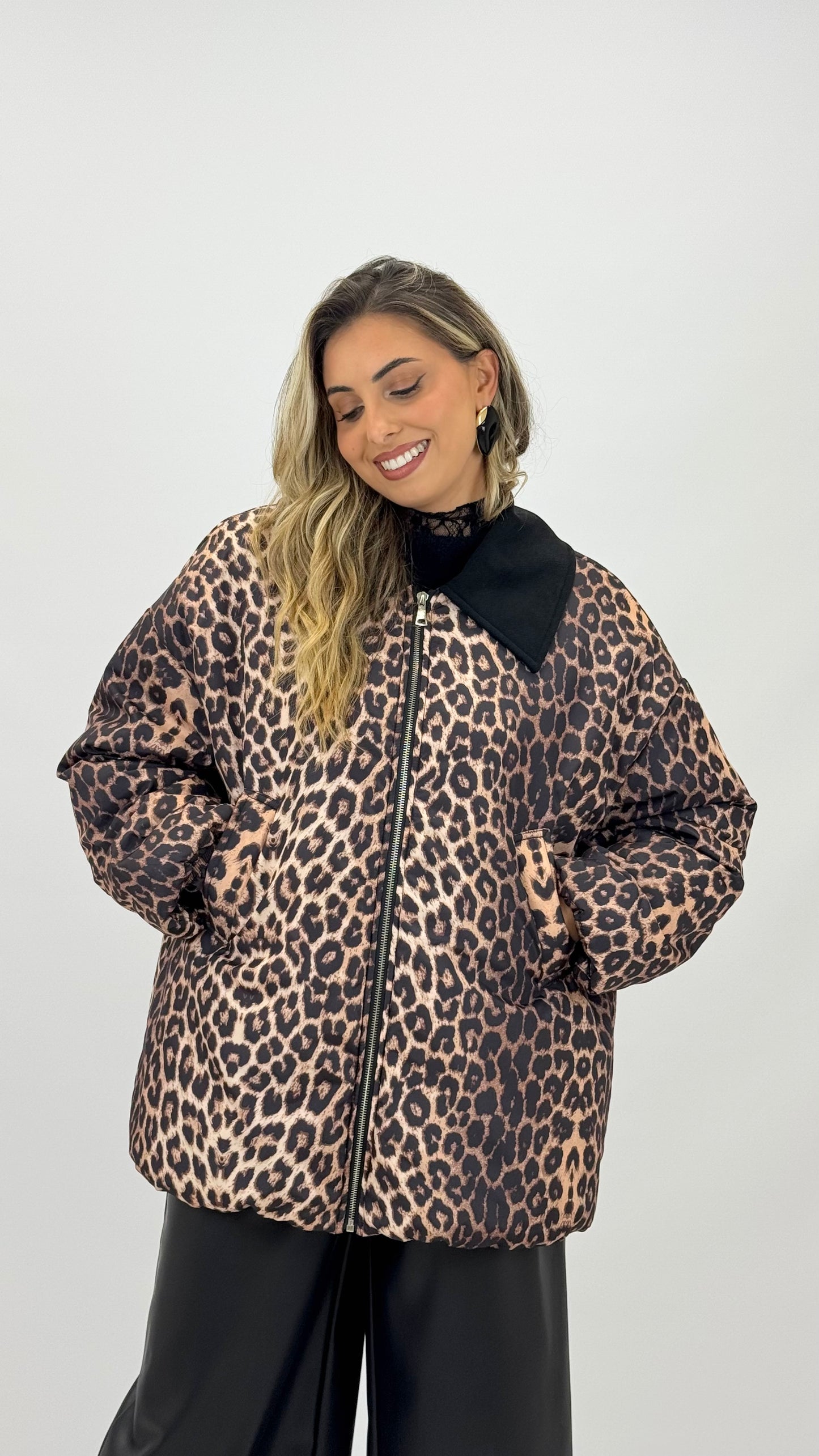 Casaco acolchoado impermeável animal-print com gola preta