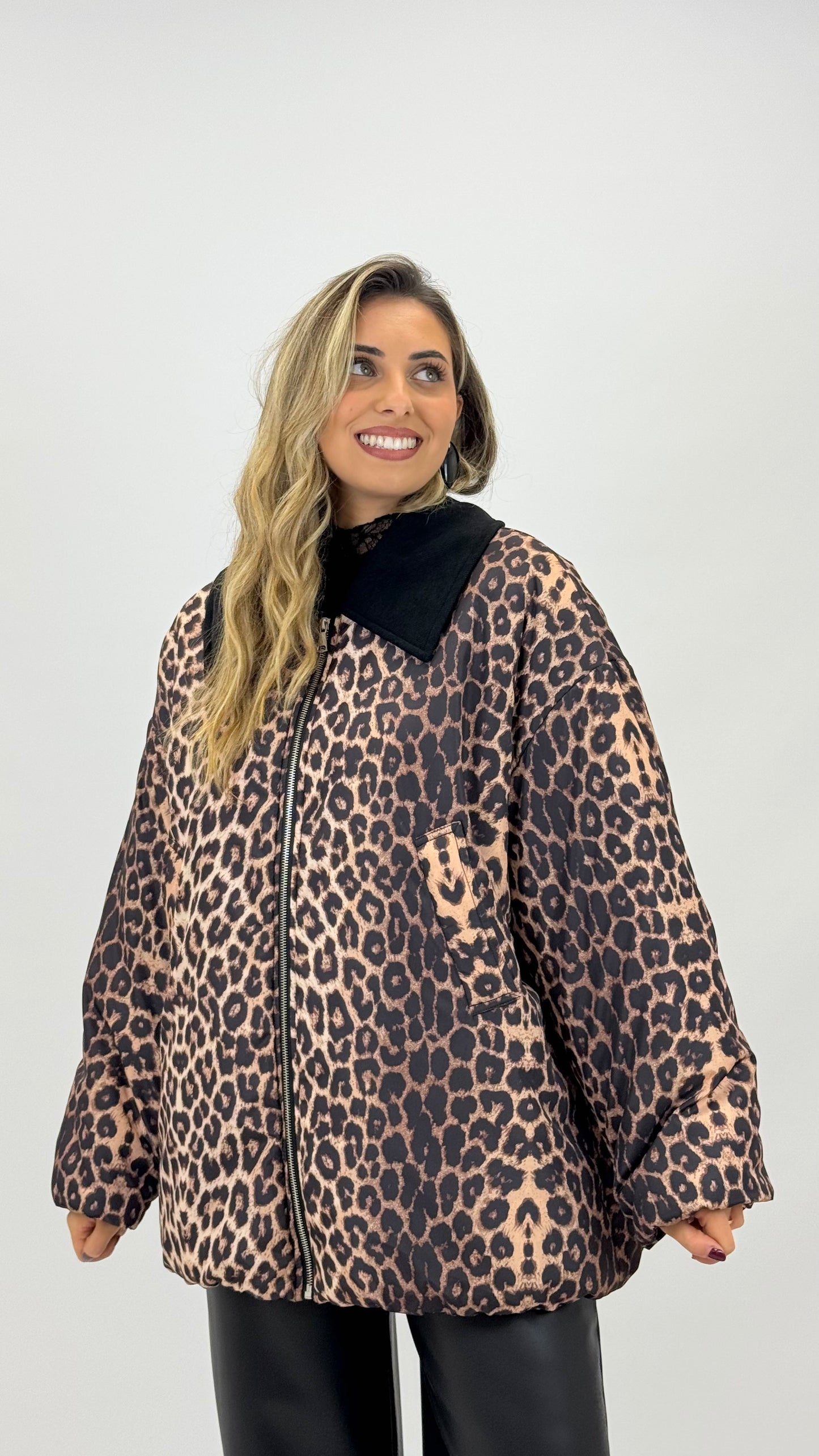 Casaco acolchoado impermeável animal-print com gola preta