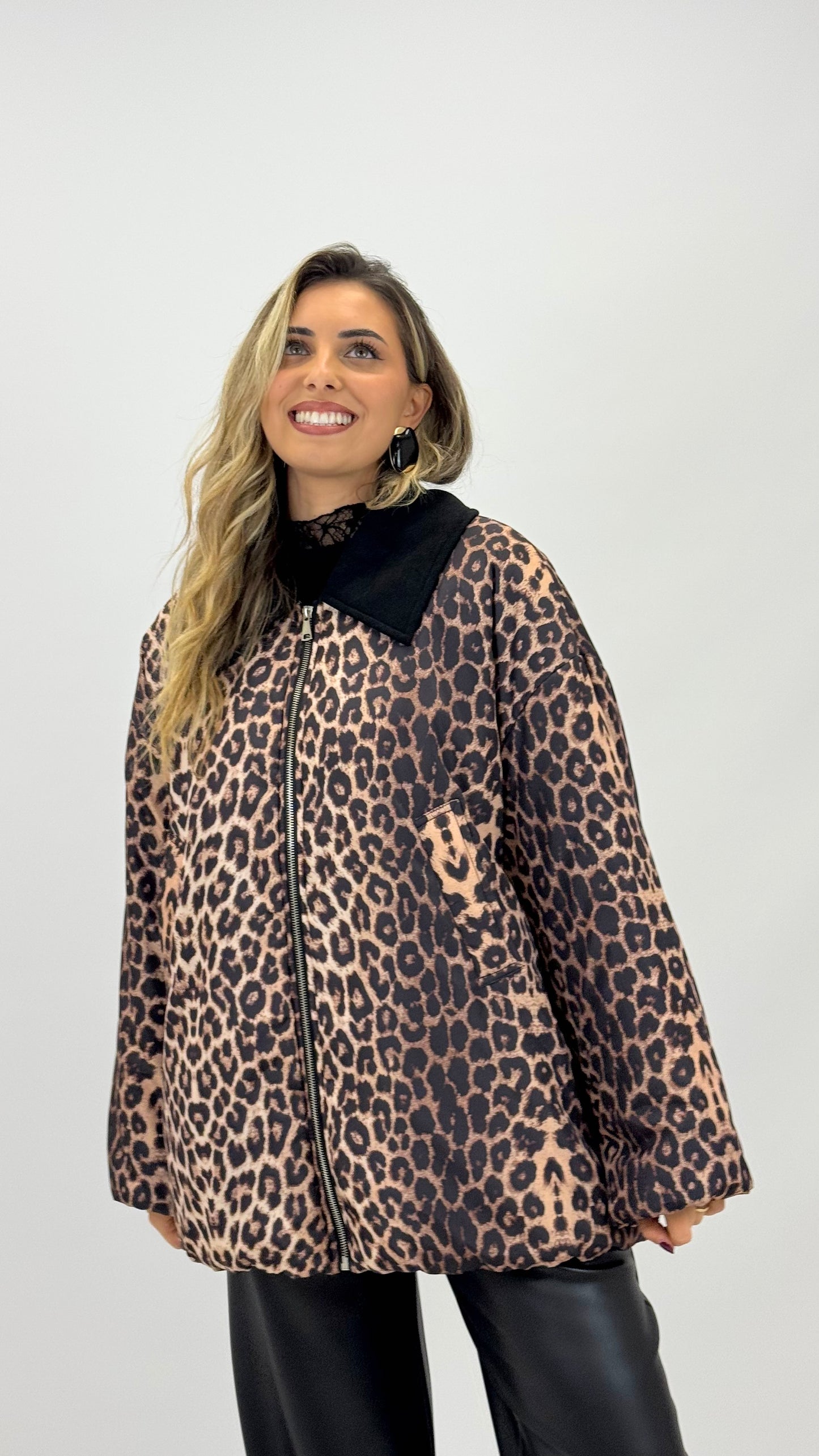 Casaco acolchoado impermeável animal-print com gola preta