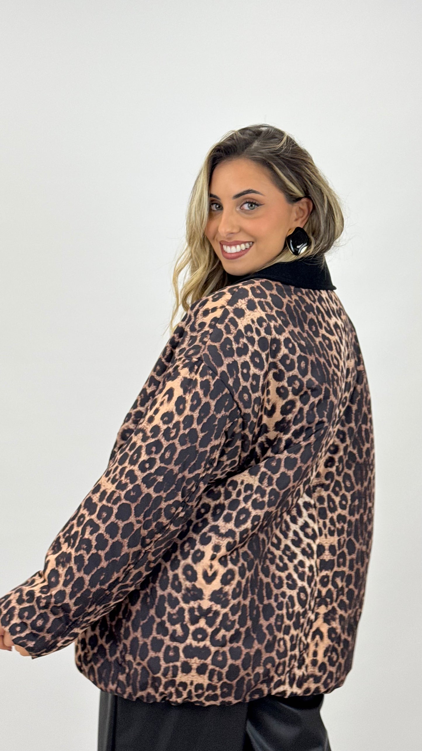 Casaco acolchoado impermeável animal-print com gola preta