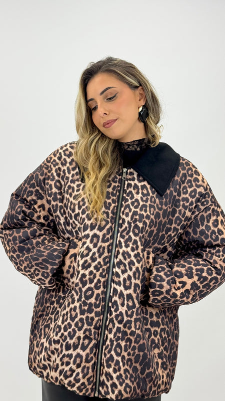 Casaco acolchoado impermeável animal-print com gola preta hover