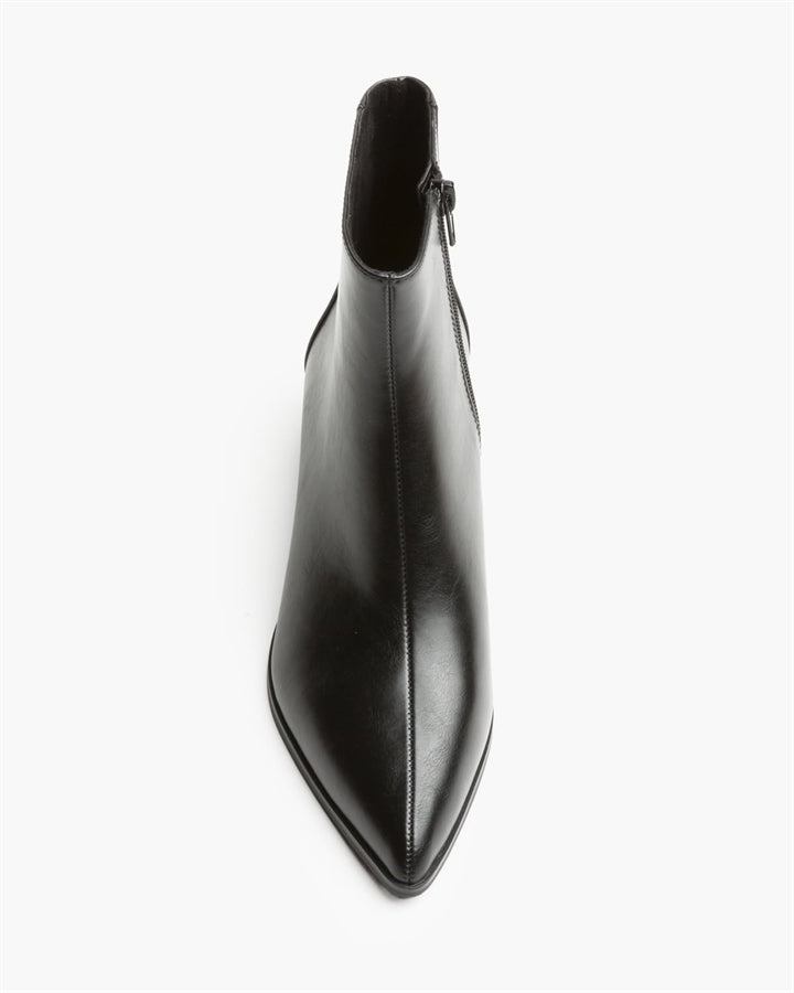 Botim eco-pele tacão quadrado preto