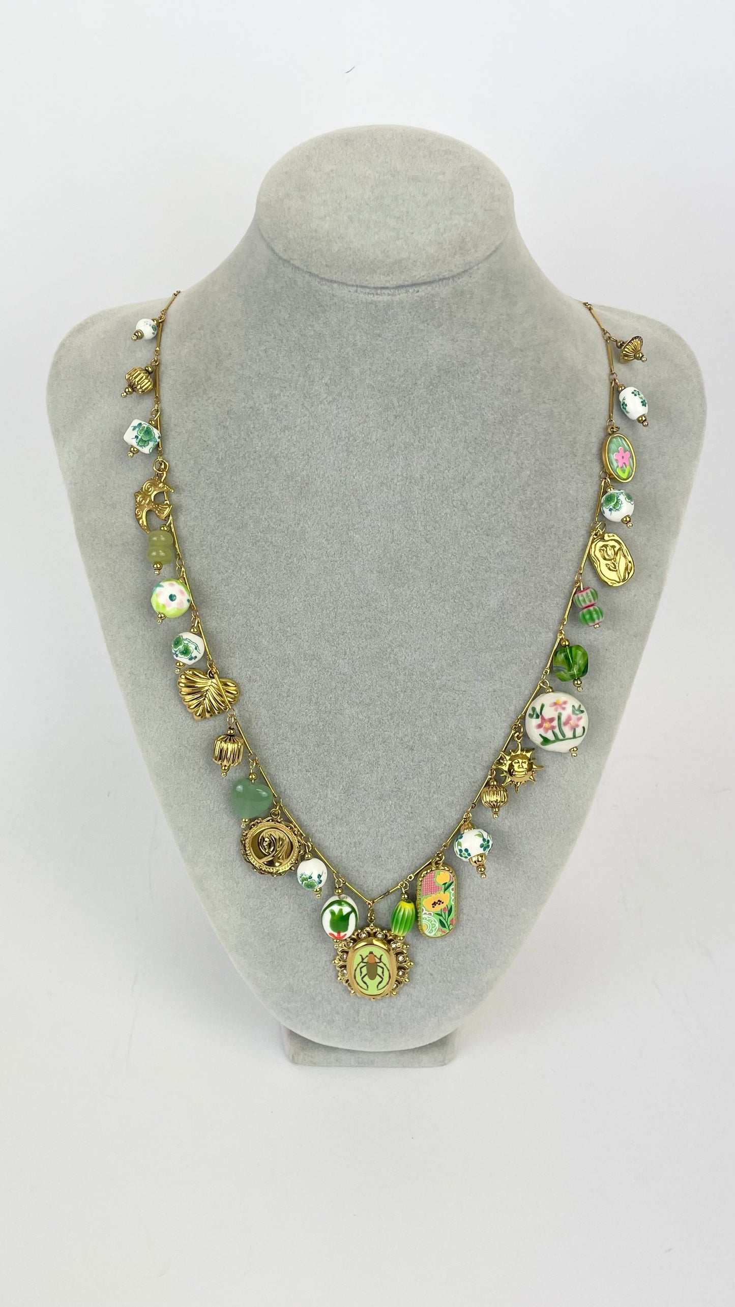 Colar comprido aço dourado com pendentes tons verde