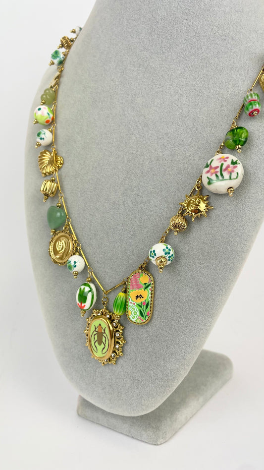 Colar comprido aço dourado com pendentes tons verde