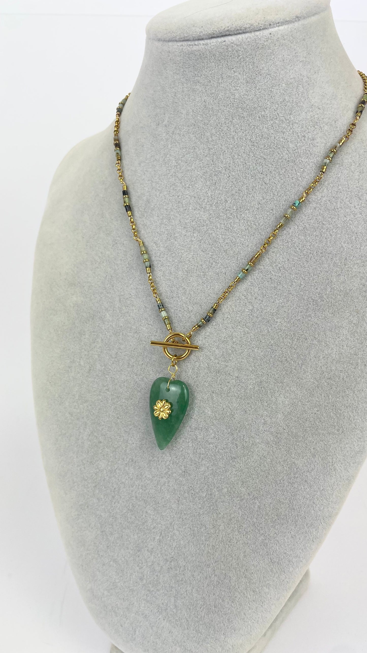 Colar missangas aço dourado e verde com pendente verde