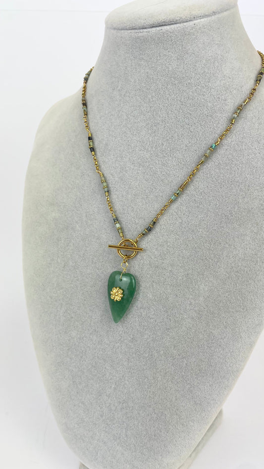 Colar missangas aço dourado e verde com pendente verde