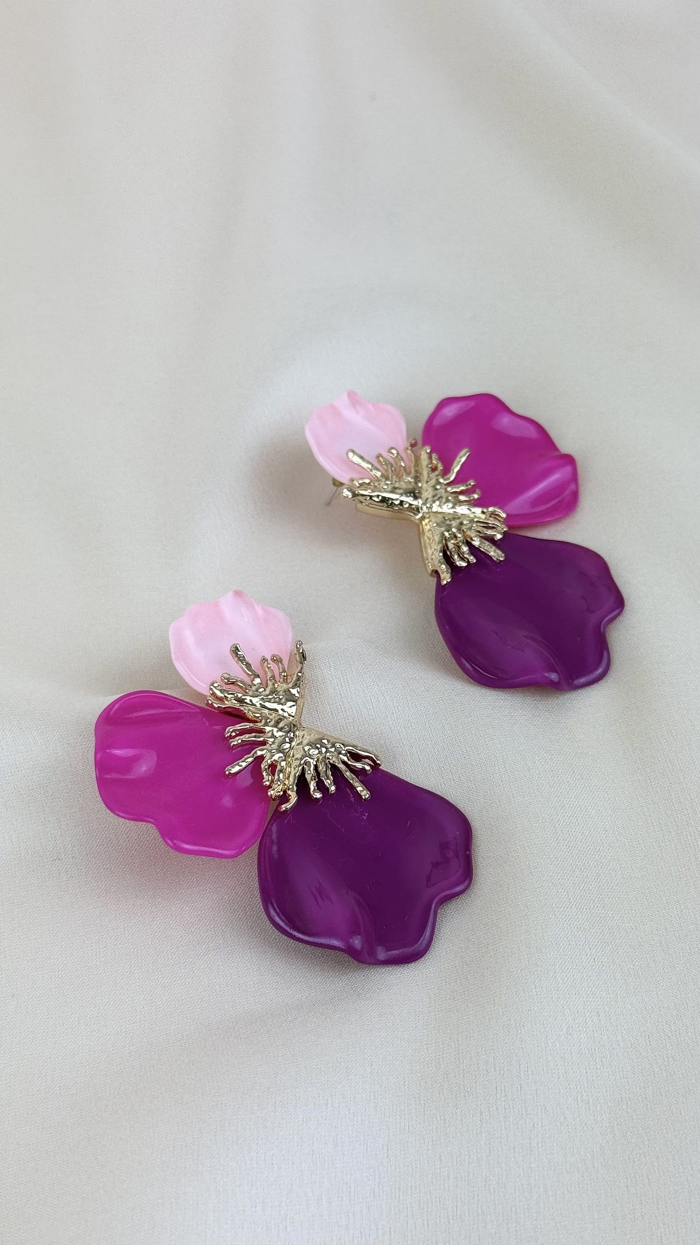 Brincos meia-flor tons rosa