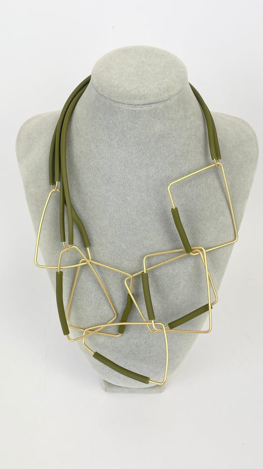 Colar geométrico dourado e verde
