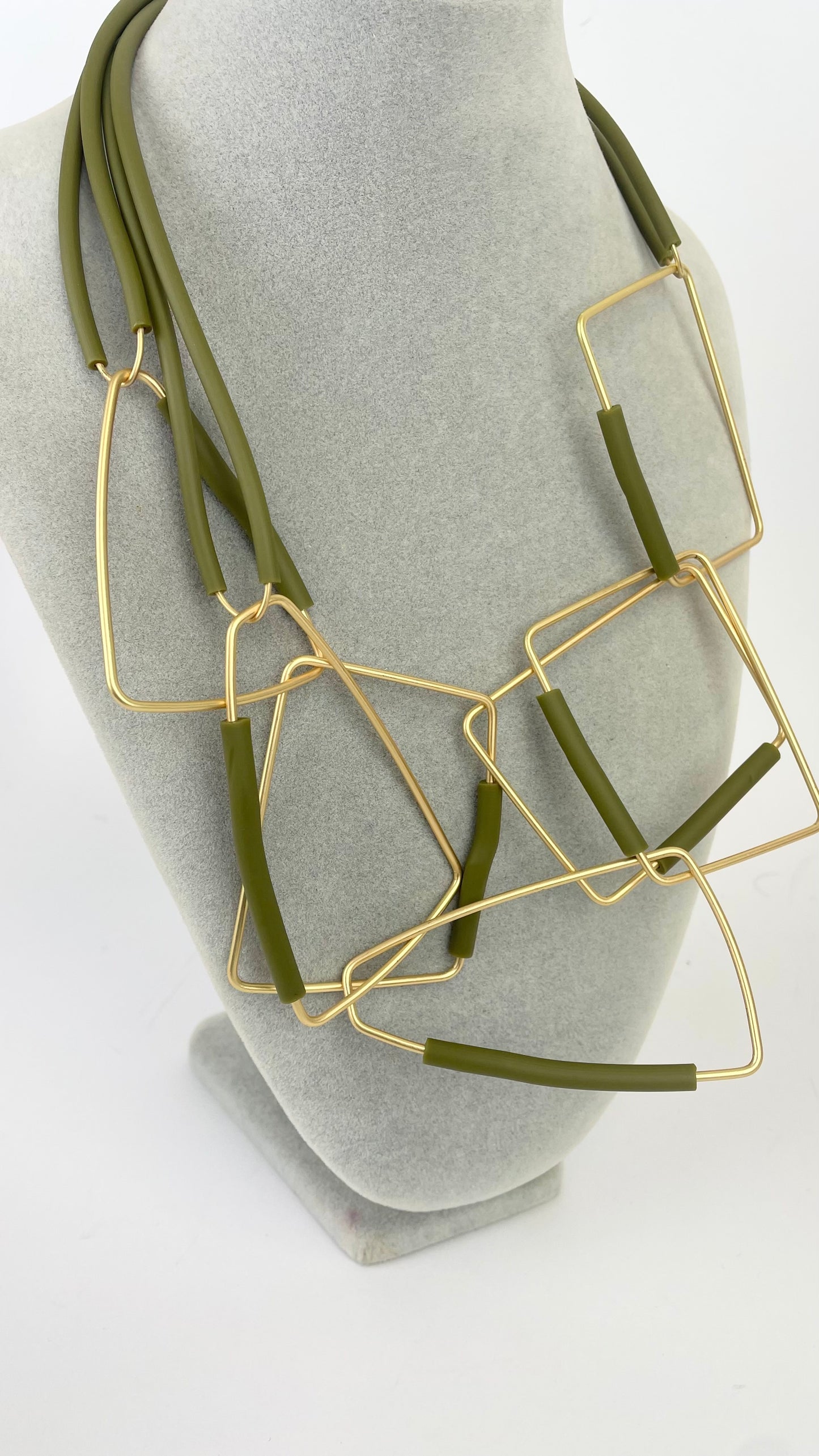 Colar geométrico dourado e verde