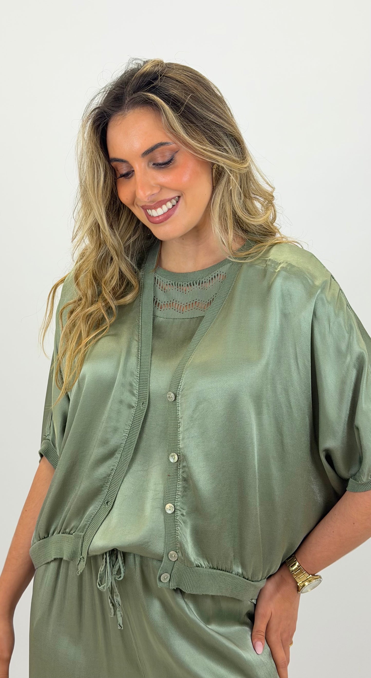 Bomber acetinado com botões verde