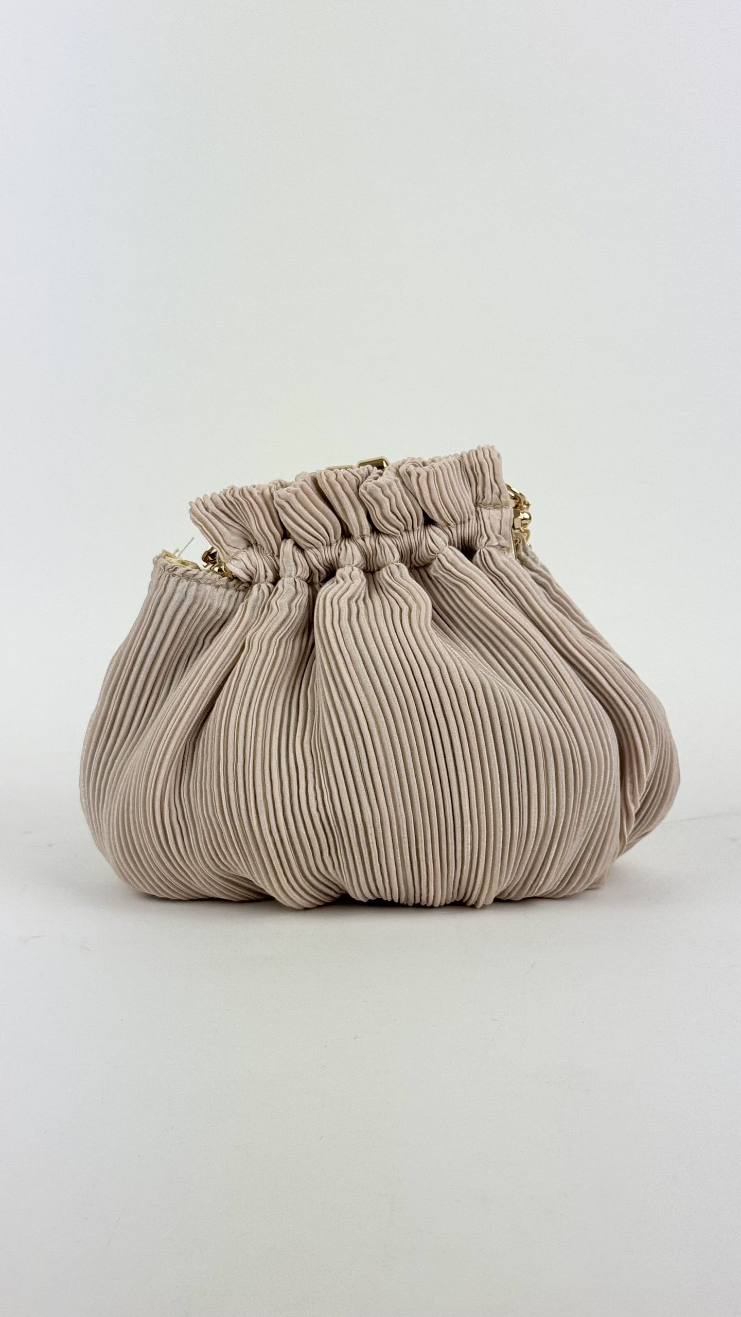 Bolsa em tecido plissado nude