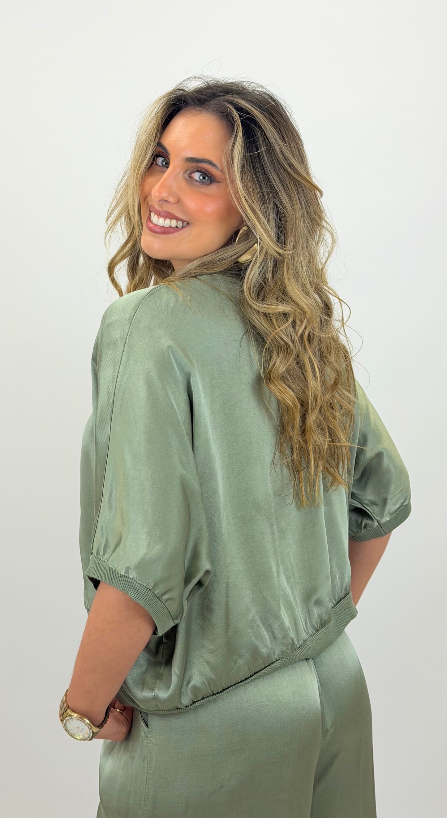 Bomber acetinado com botões verde