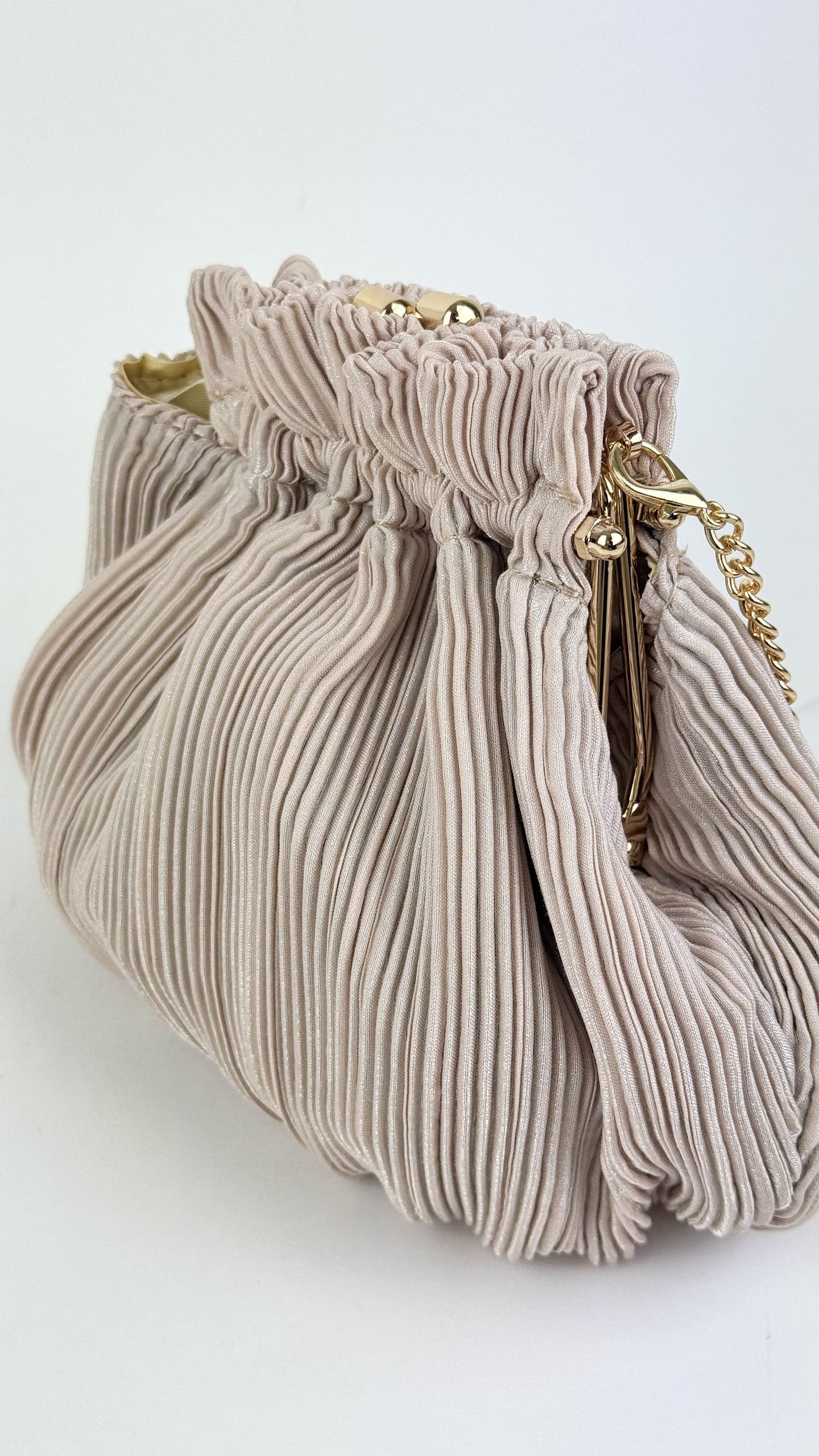 Bolsa em tecido plissado nude