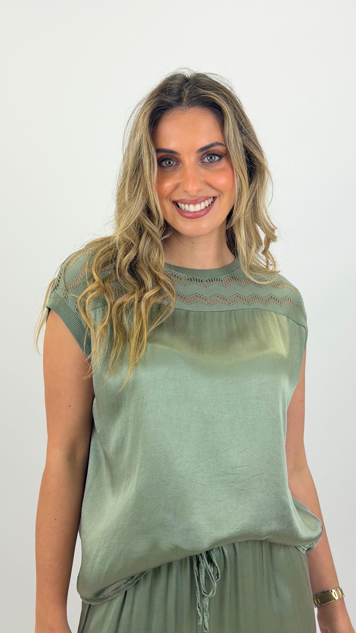 T-shirt acetinada escapulario rendado verde