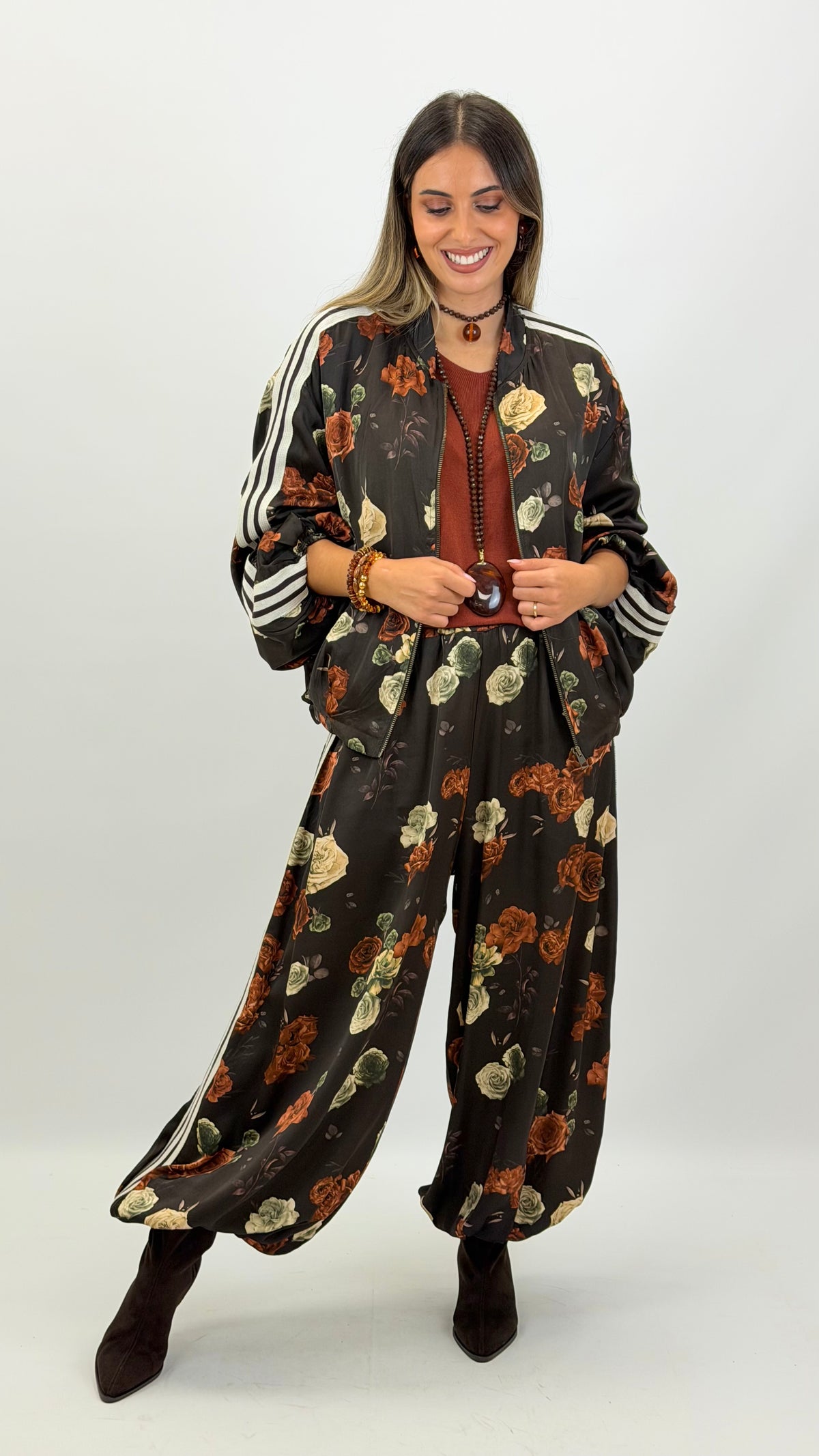 Calça estilo bombacha castanho estampado floral tons telha