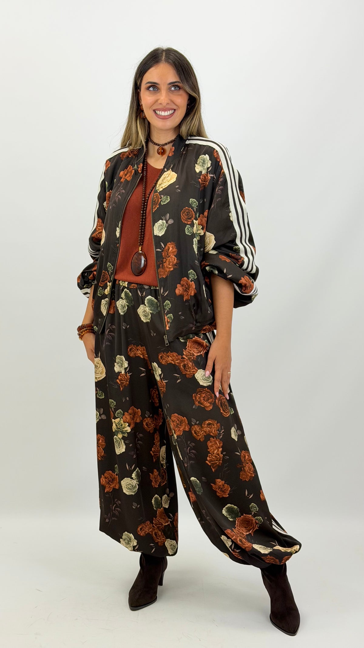 Calça estilo bombacha castanho estampado floral tons telha