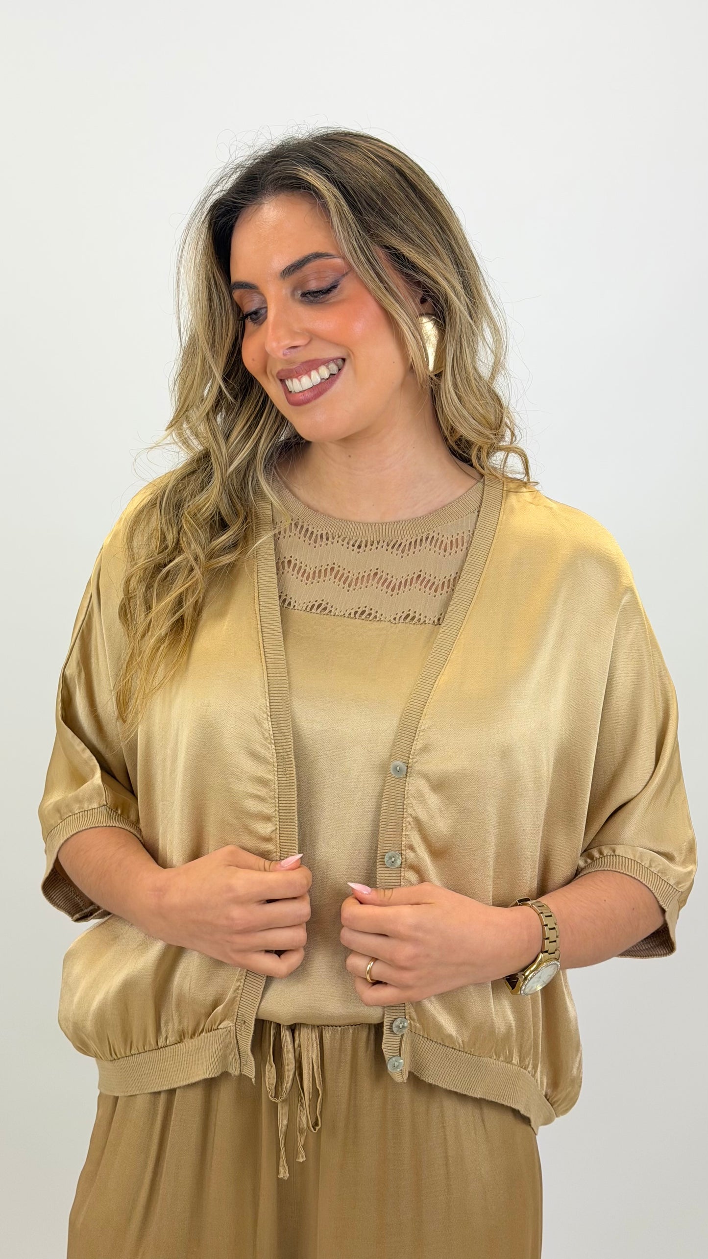 Bomber acetinado com botões bege/dourado