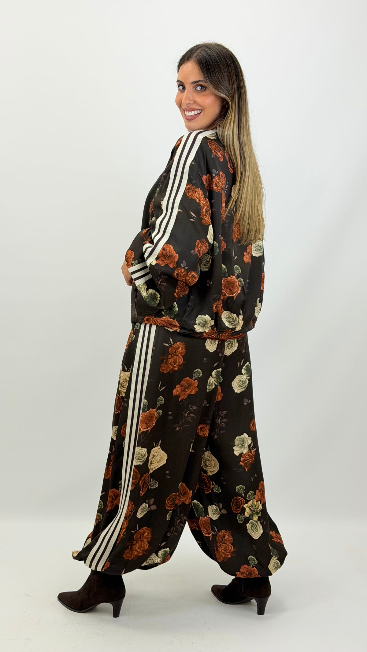 Calça estilo bombacha castanho estampado floral tons telha