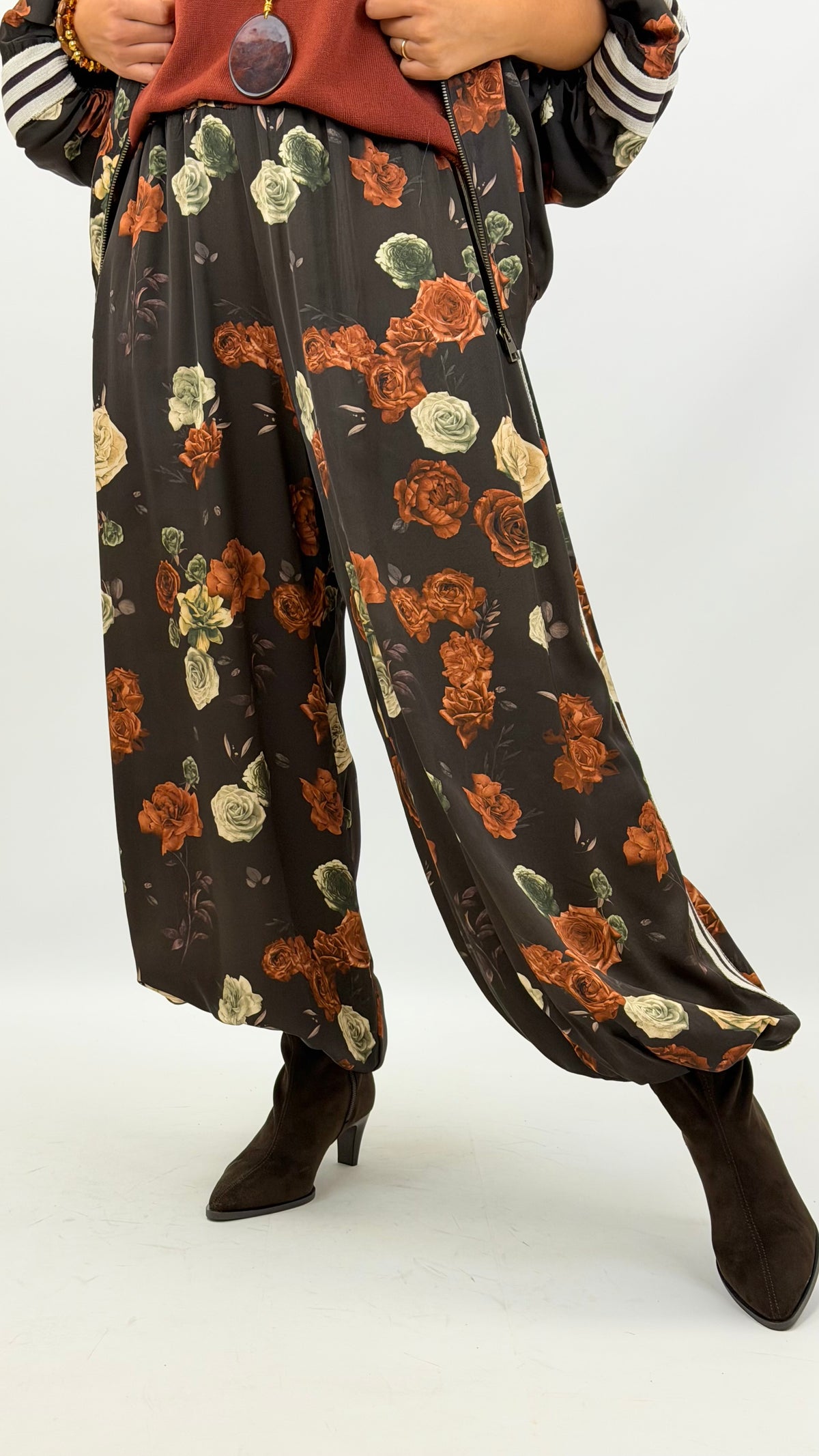 Calça estilo bombacha castanho estampado floral tons telha