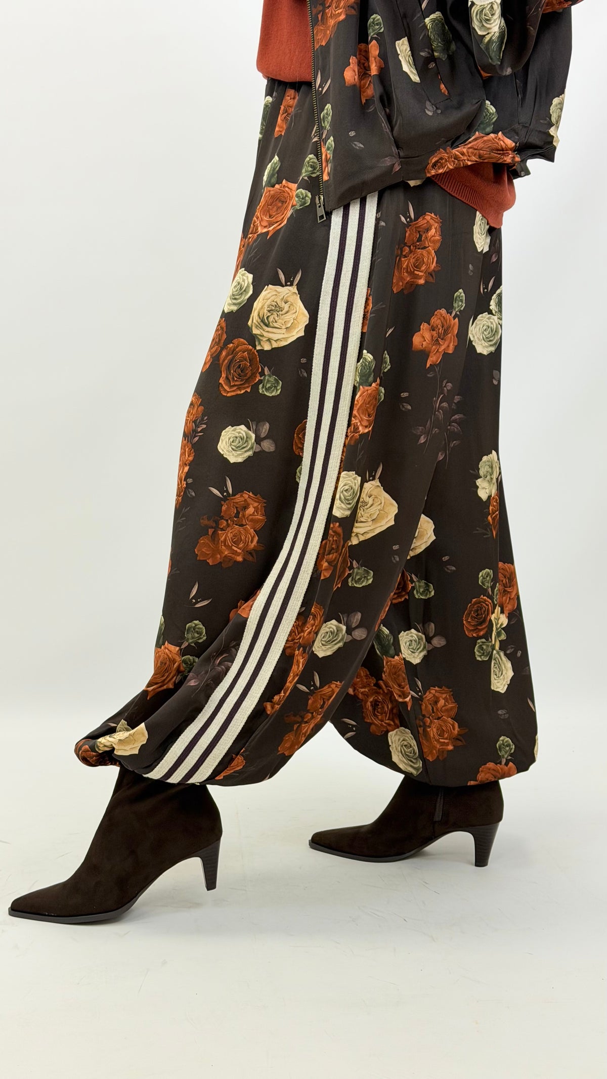 Calça estilo bombacha castanho estampado floral tons telha