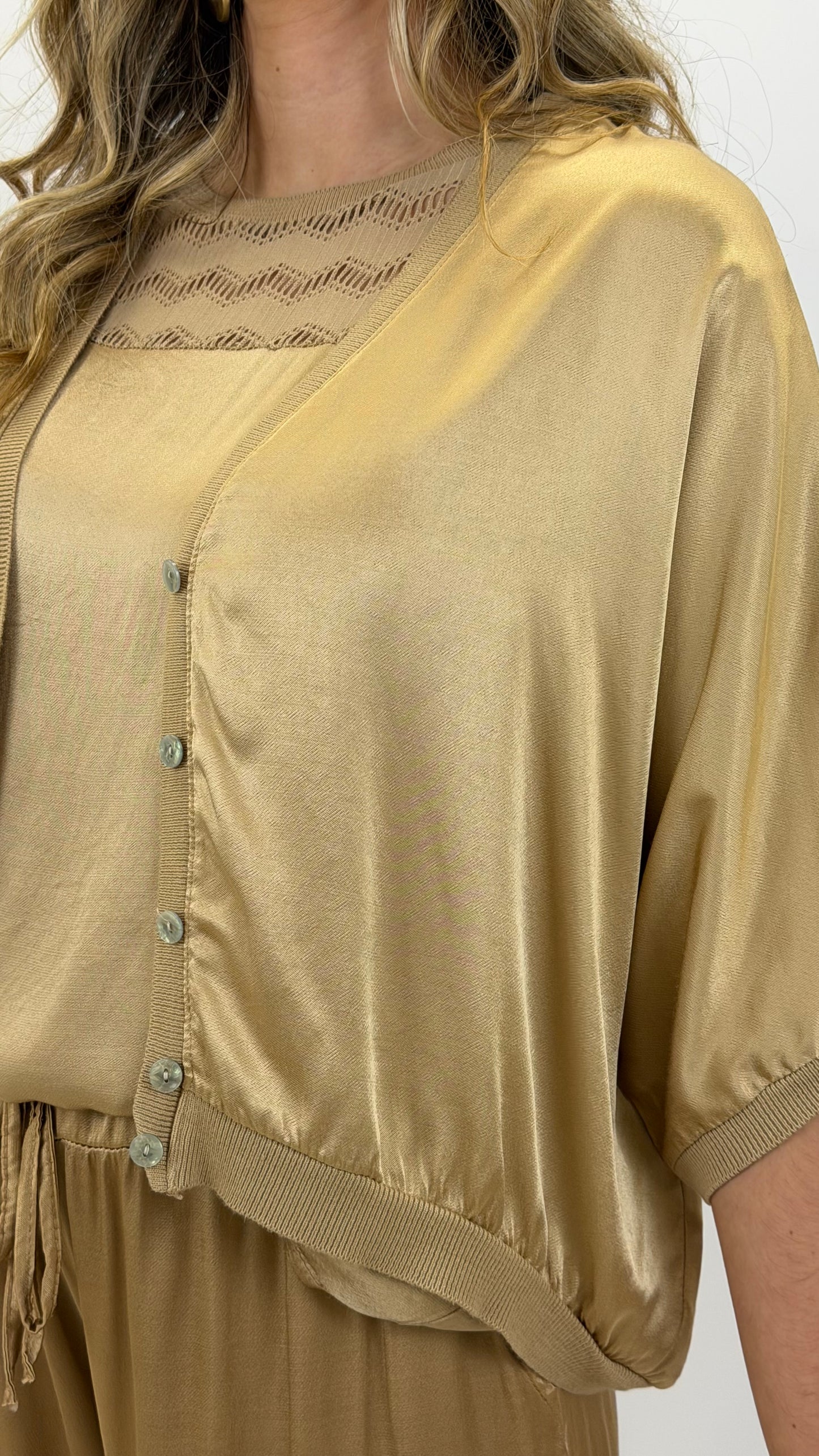 Bomber acetinado com botões bege/dourado