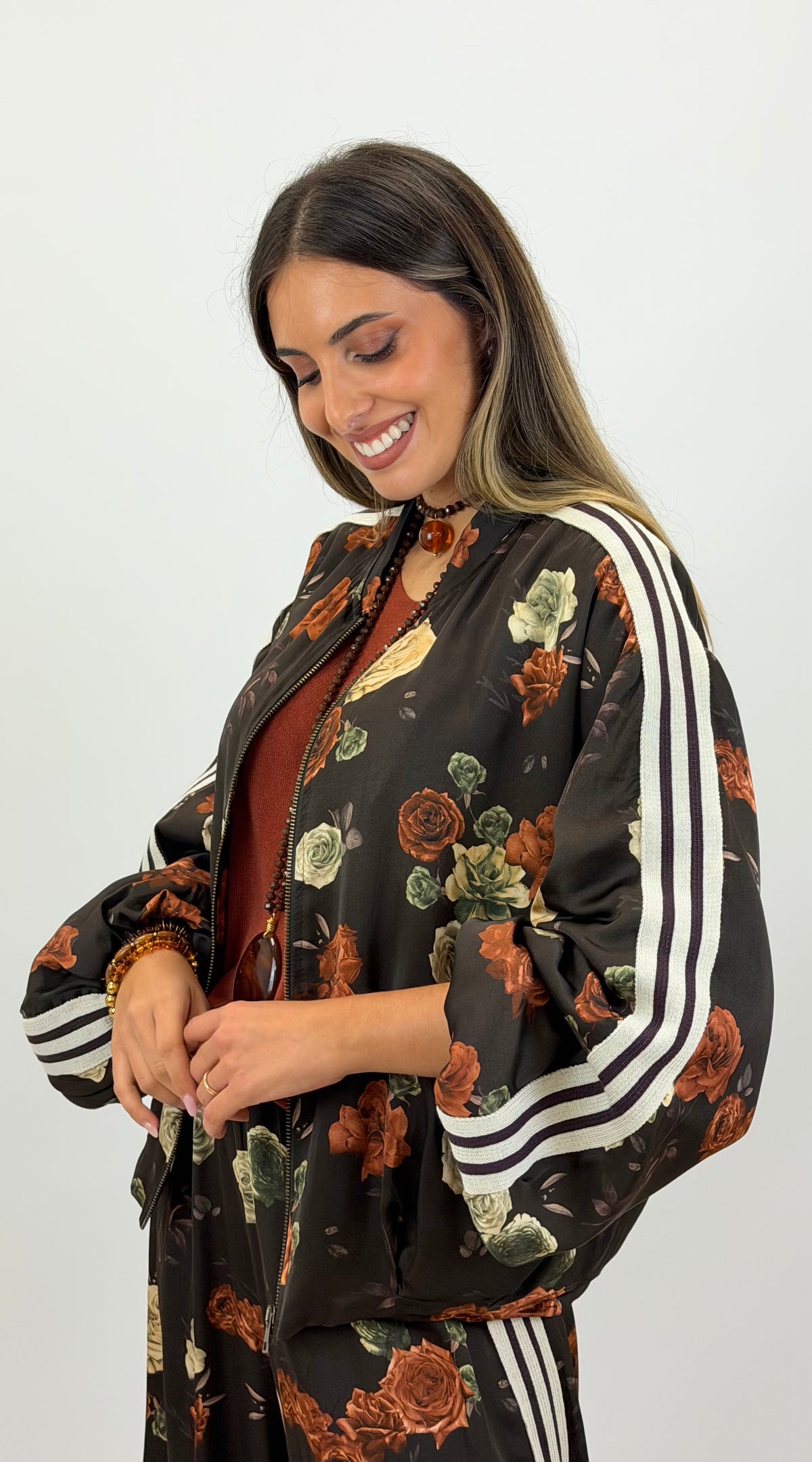 Bomber castanho estampado floral tons telha