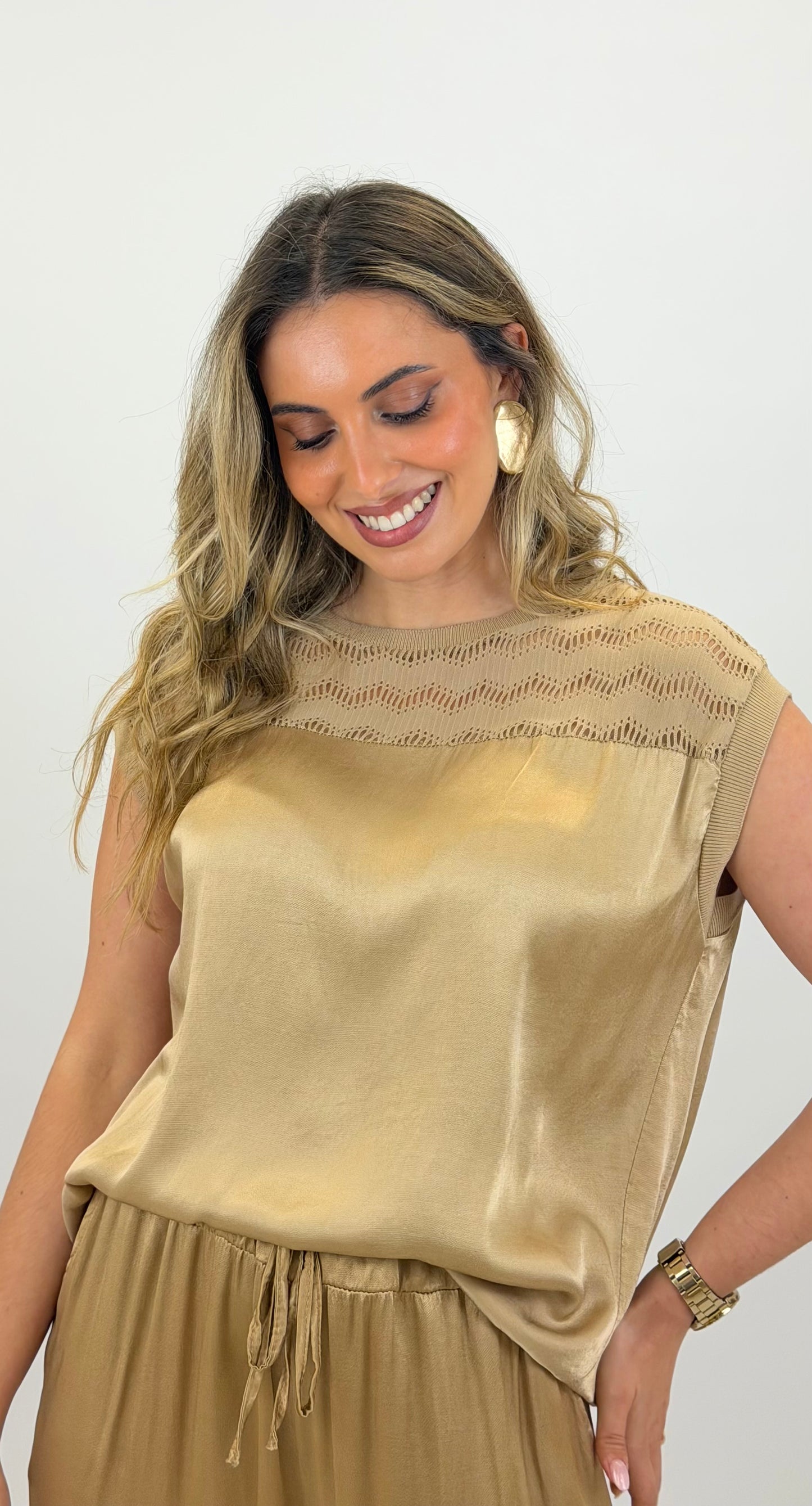 T-shirt acetinada escapulario rendado bege/dourado