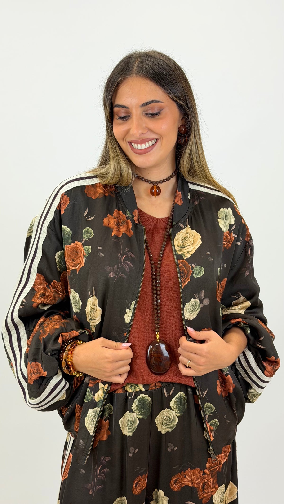 Bomber castanho estampado floral tons telha