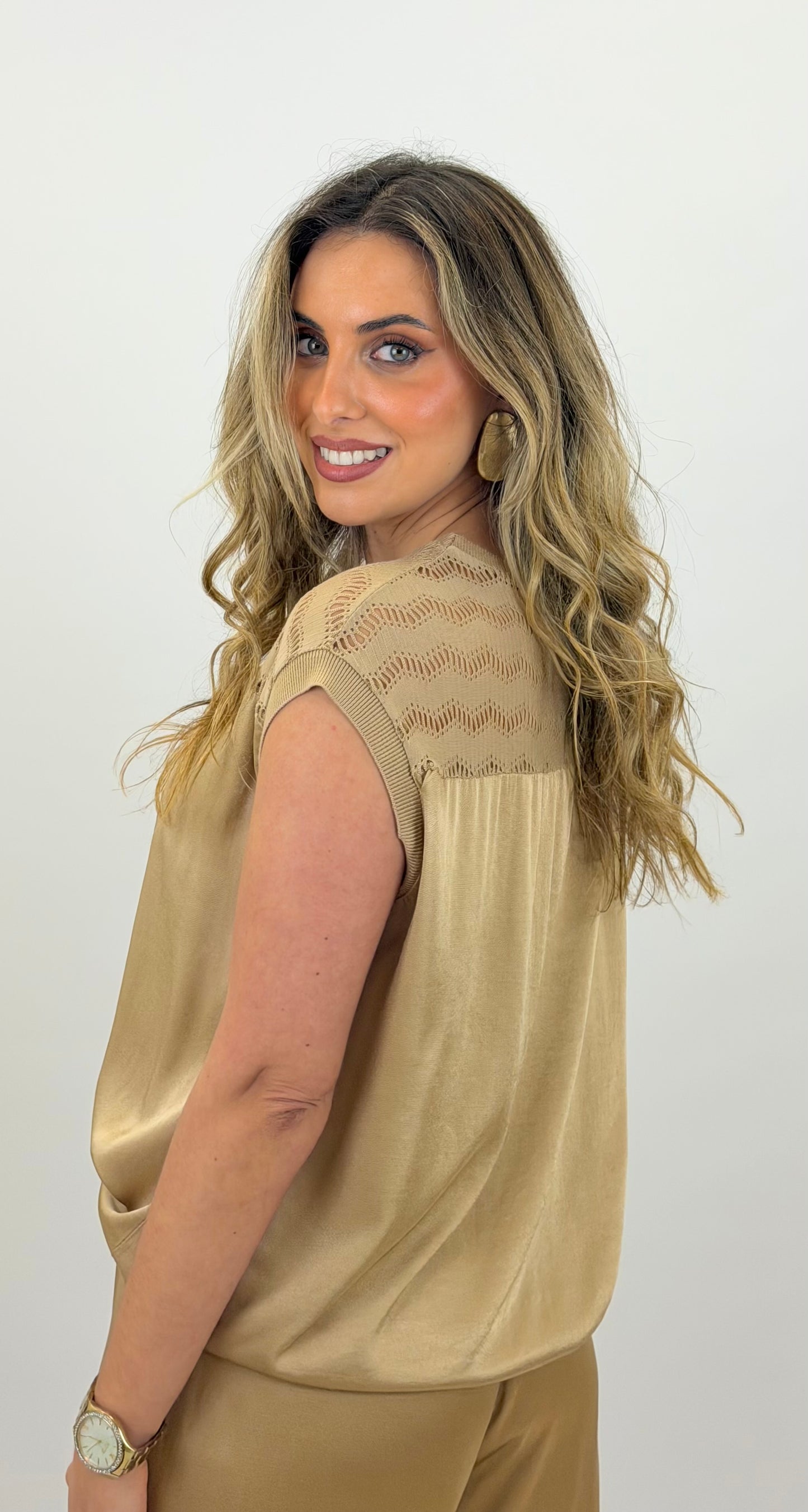 T-shirt acetinada escapulario rendado bege/dourado
