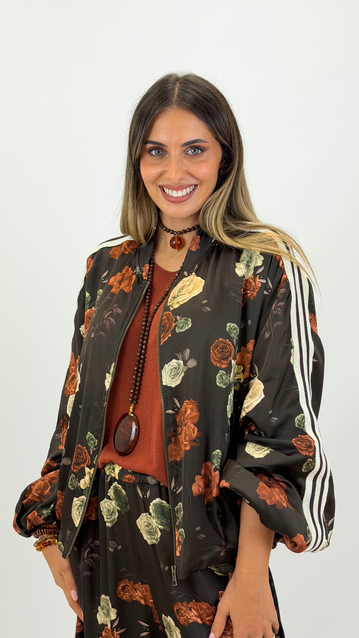 Bomber castanho estampado floral tons telha