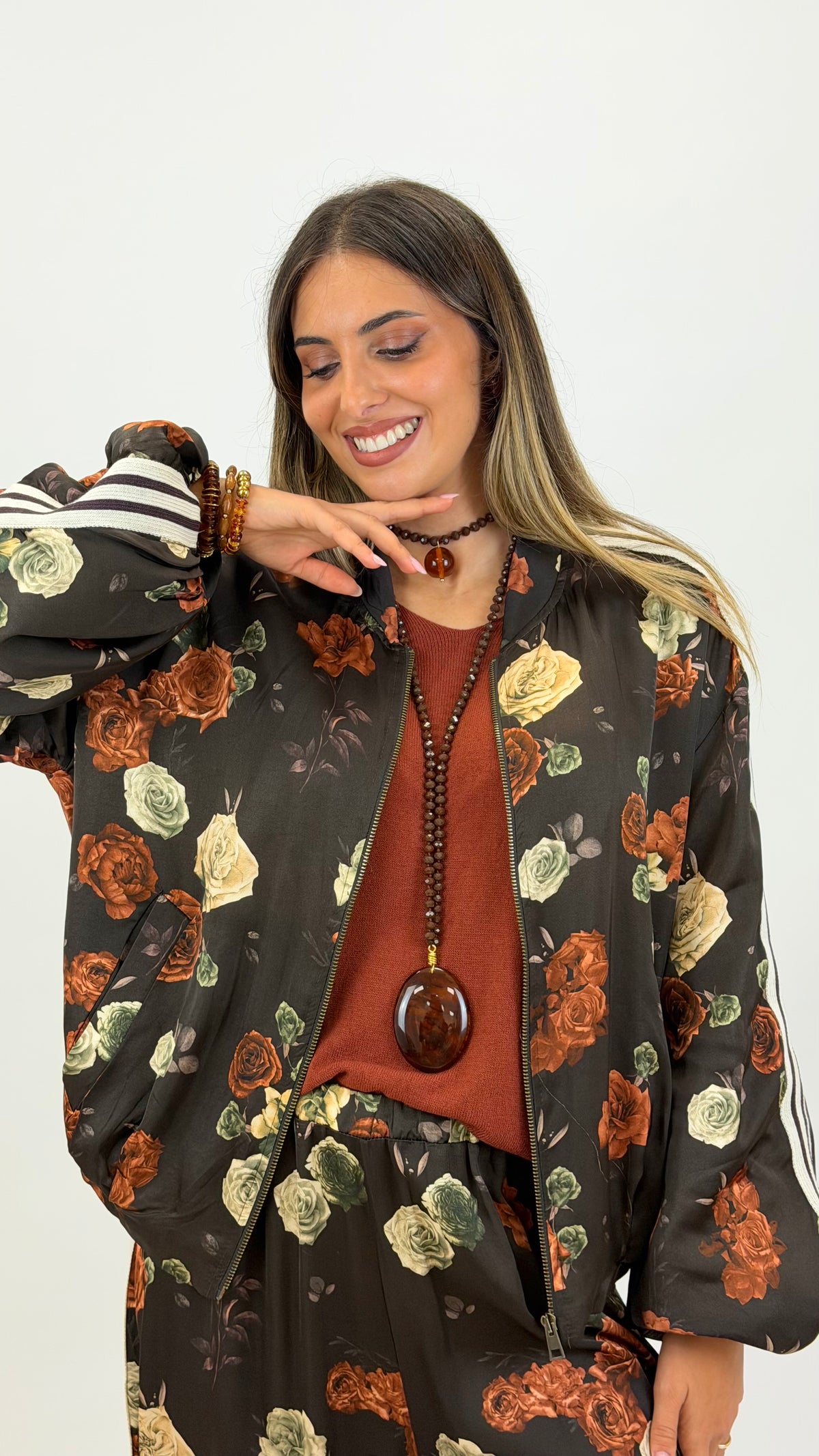 Bomber castanho estampado floral tons telha