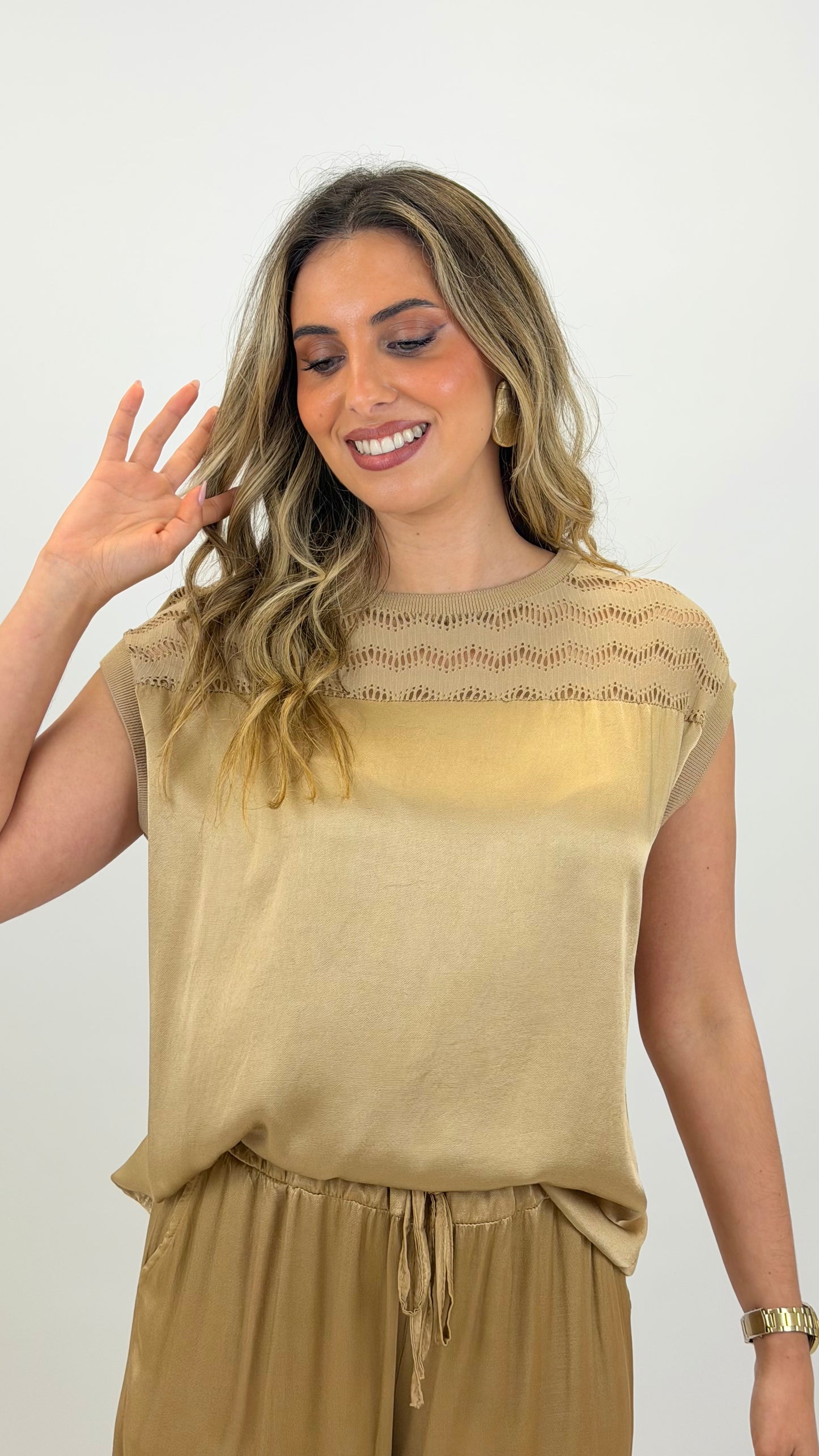 T-shirt acetinada escapulario rendado bege/dourado