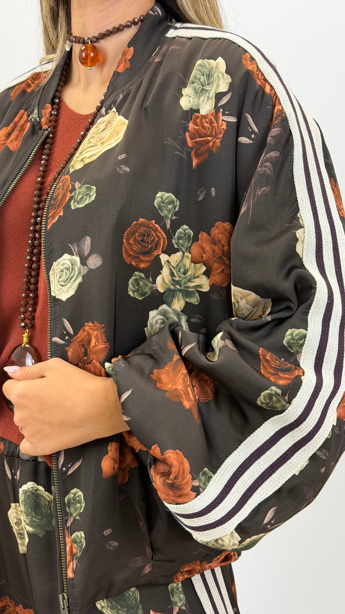 Bomber castanho estampado floral tons telha