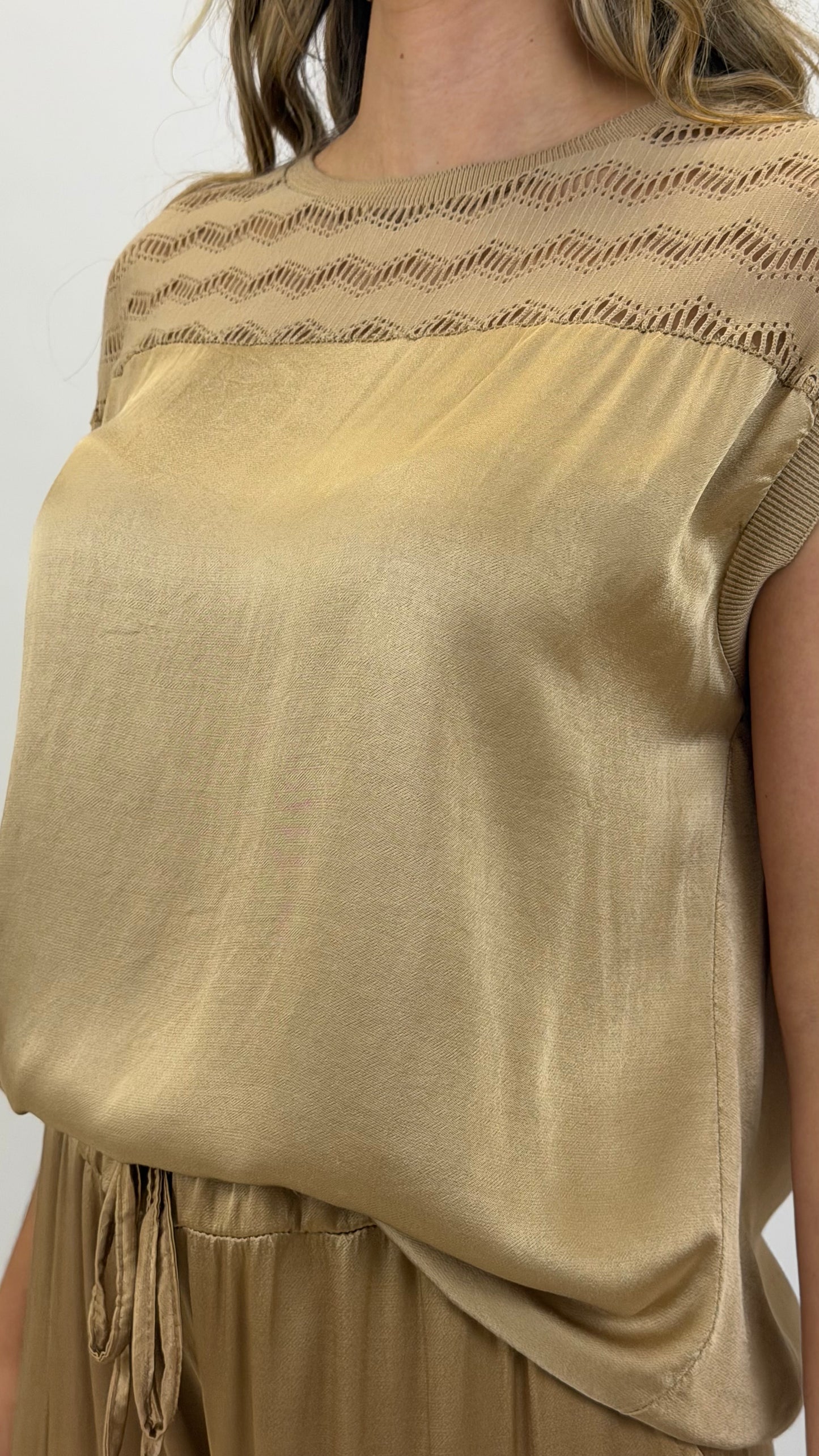 T-shirt acetinada escapulario rendado bege/dourado