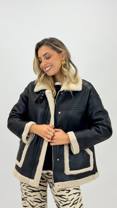 Casaco estilo eco-pele preto com pelinho pérola