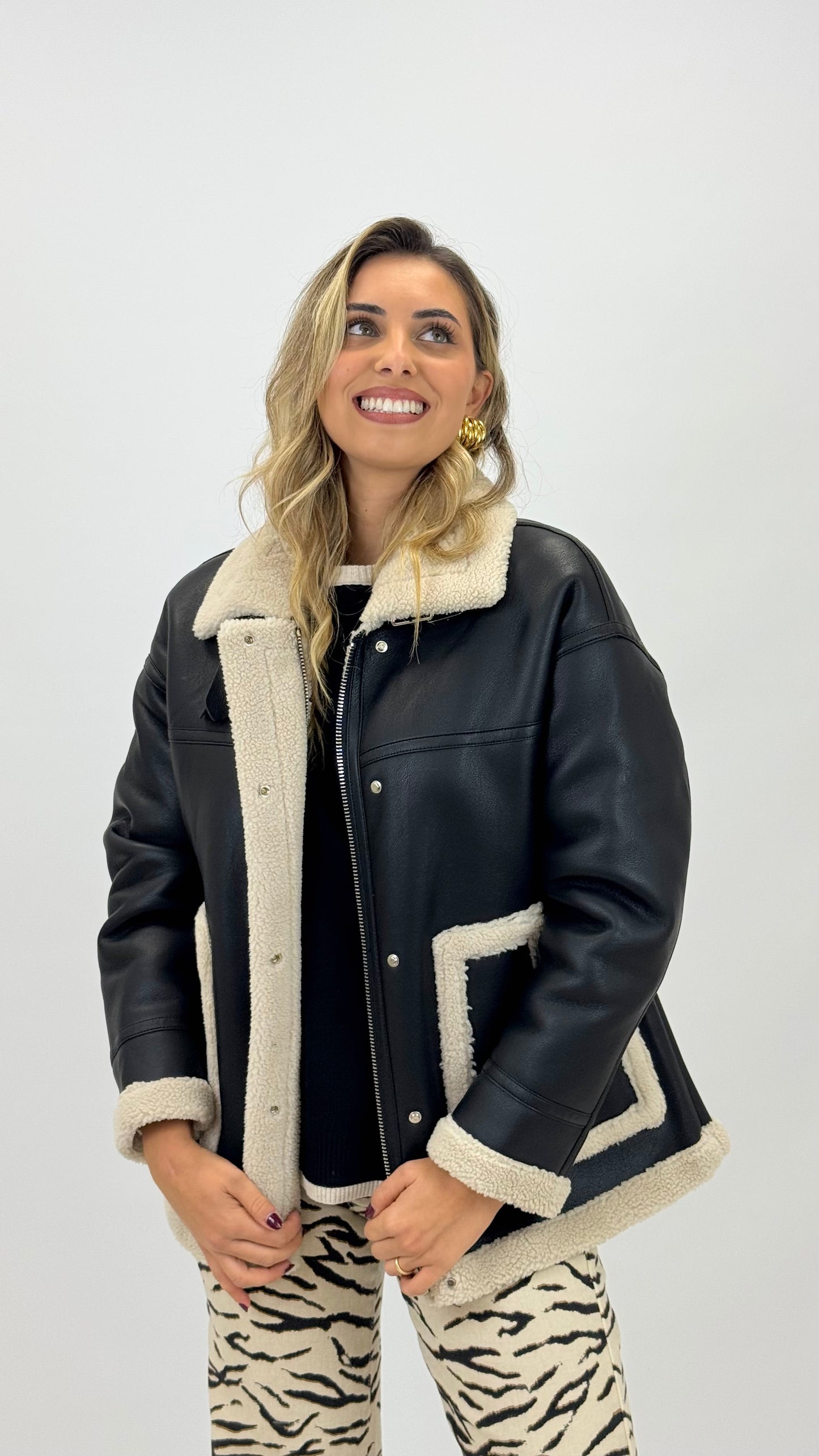 Casaco estilo eco-pele preto com pelinho pérola