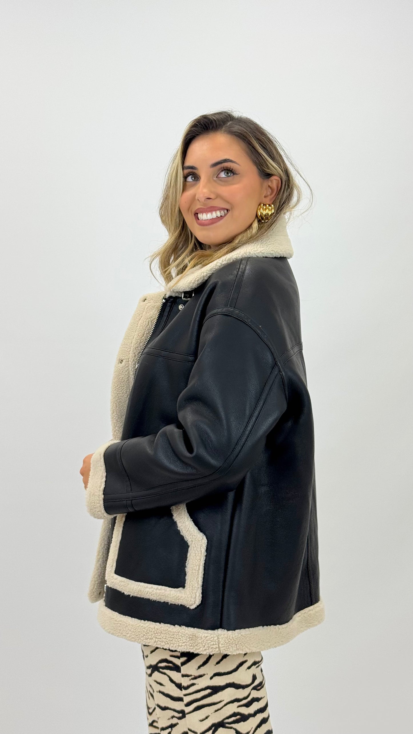 Casaco estilo eco-pele preto com pelinho pérola