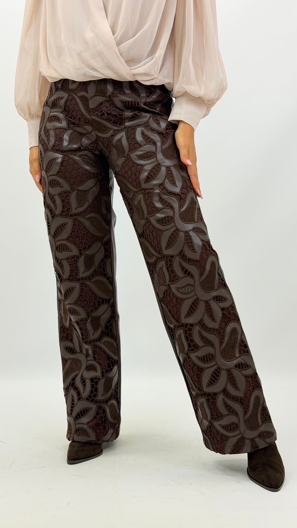 Calça wide leg eco-pele bordada castanho