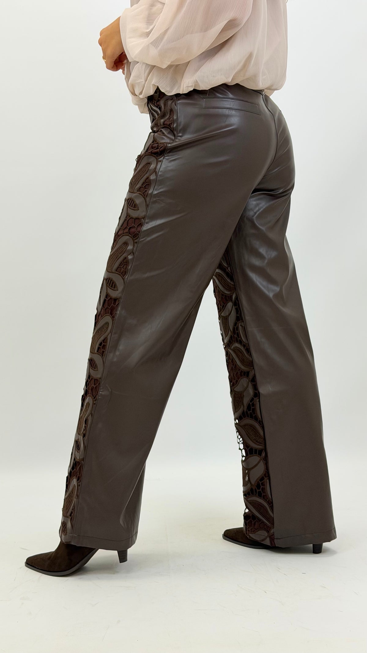 Calça wide leg eco-pele bordada castanho
