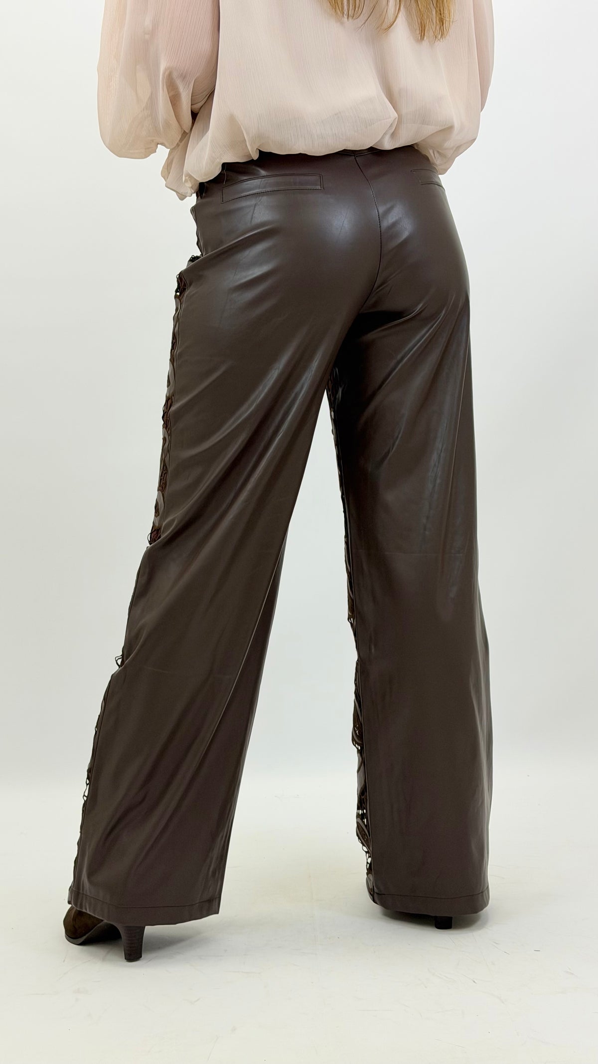 Calça wide leg eco-pele bordada castanho